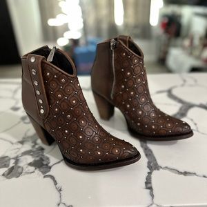 Only worn one time.  A Mexican Brand, pure leather purchased in Guadalajara